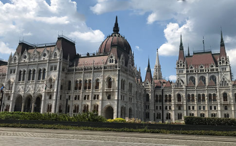 Hungarian_parliament_medve